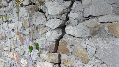 В Севастополе 4 года не могут отремонтировать обрушившуюся опорную стену