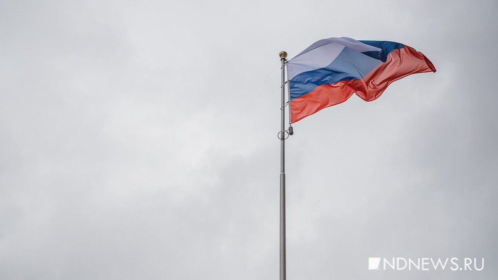 Власти выделили почти миллиард рублей на флаги для школ