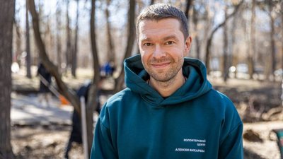 Алексей Вихарев с волонтерами провел большой субботник в парке «Уралмаш»