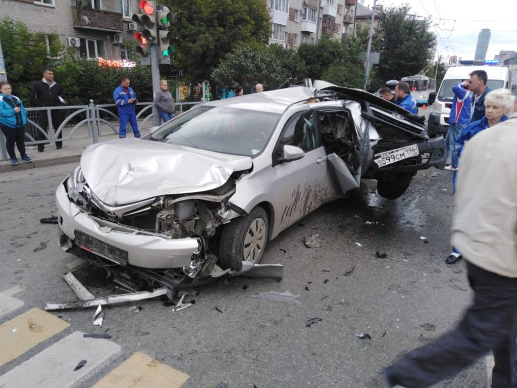 Новый День: В центре Екатеринбурга столкнулись сразу 5 автомобилей – погибли 2 человека (ФОТО)