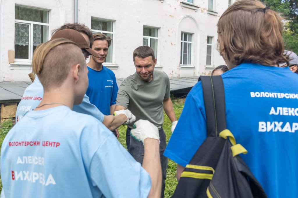 Новый День: Депутат ЕГД Алексей Вихарев и его волонтеры навели порядок в парке при горбольнице № 23 (ФОТО)