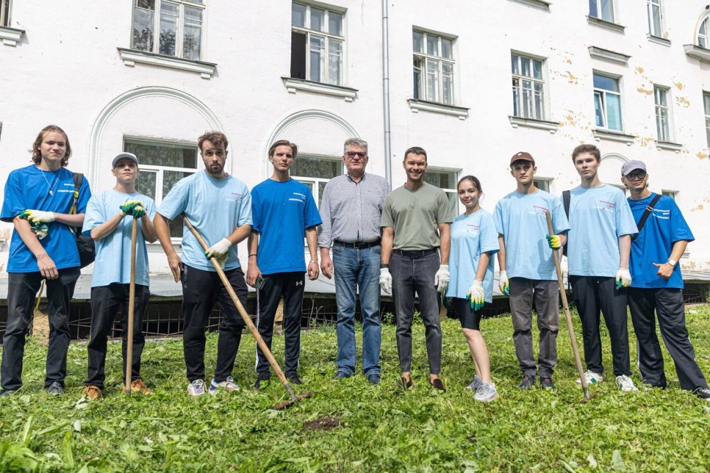 Новый День: Депутат ЕГД Алексей Вихарев и его волонтеры навели порядок в парке при горбольнице № 23 (ФОТО)
