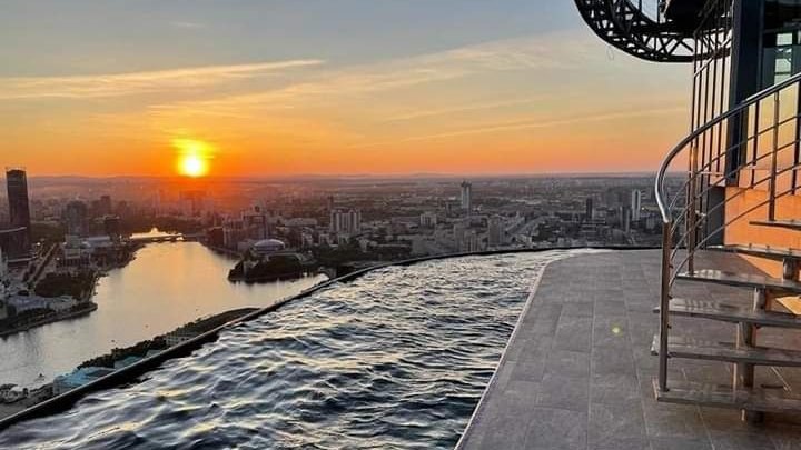 Новый День: 300 фактов о Екатеринбурге. Единственный в России бассейн на крыше небоскреба